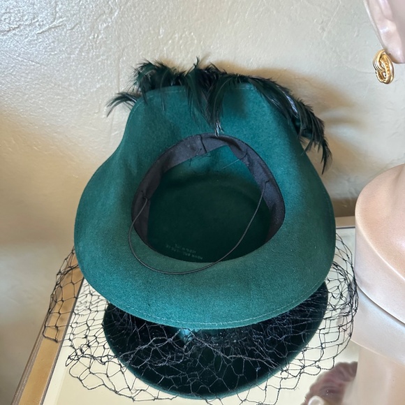 JAUNTY 1940\'s EMERALD GREEN FELT HAT WITH FEATHERS & HALF VEIL main image 7